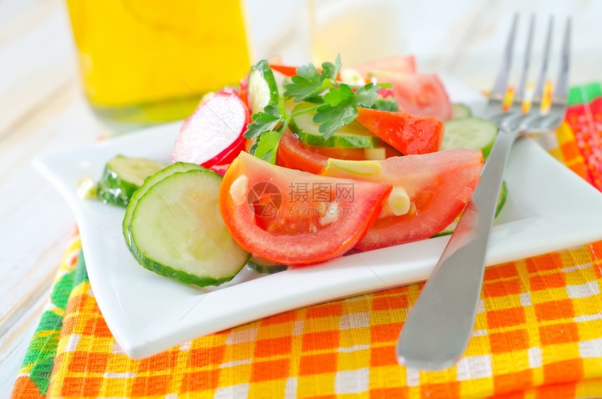 新鲜沙拉盘子敷料烹饪叶子午餐食物营养黄瓜蔬菜美食图片