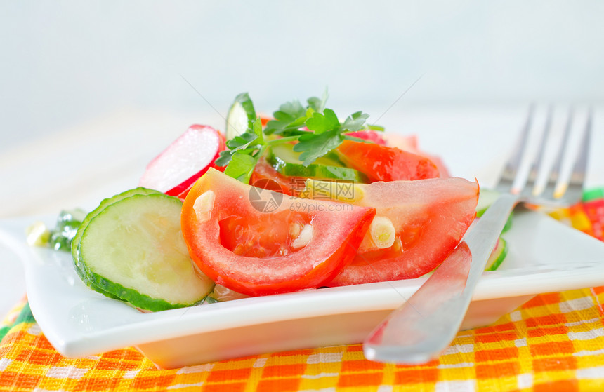 新鲜沙拉美食食物蔬菜黄瓜营养盘子小吃餐巾烹饪午餐图片