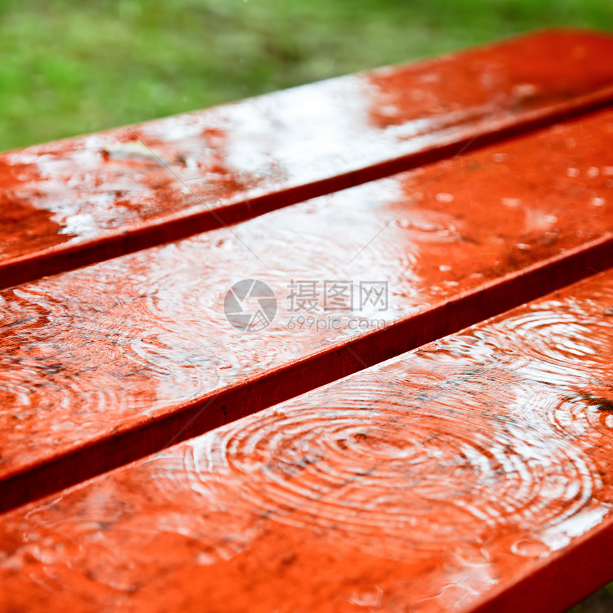长椅上的雨滴图片