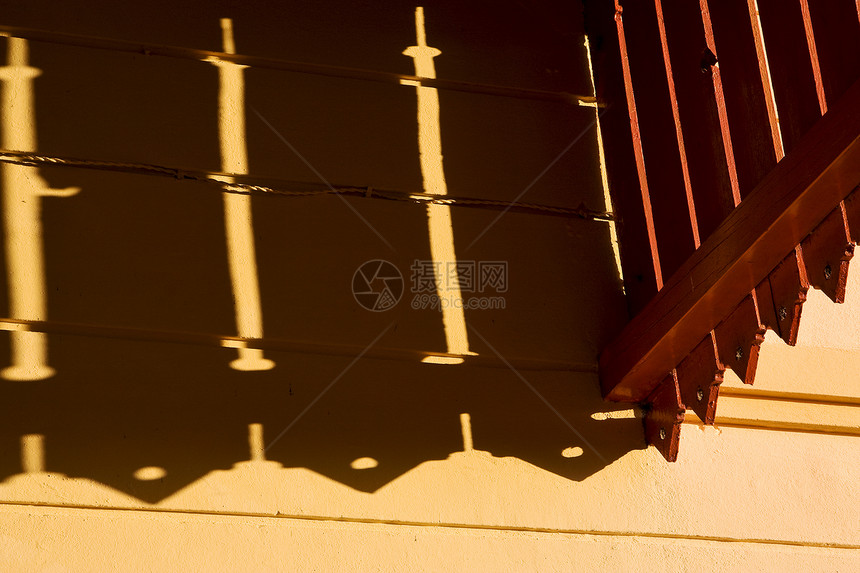 和在阳台中的反射灌木丛阴影白色粉色红色棕色黄色木头倾斜窗户图片