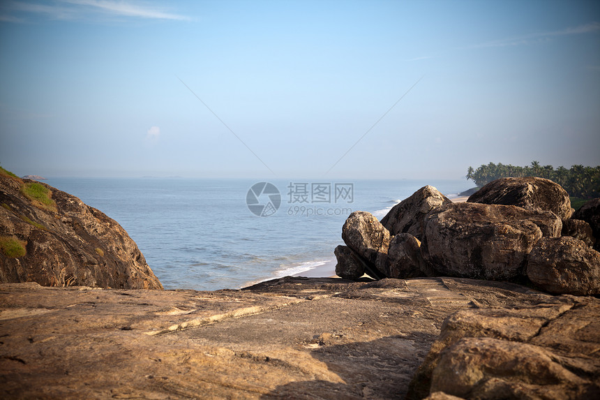 逐海滩的岩石海洋石头海岸线海岸悬崖三叶草波浪吸引力风化绿色图片