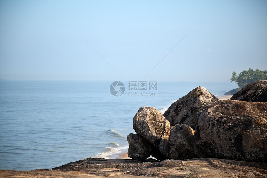 逐海滩的岩石海洋海岸苔藓波浪三叶草绿色风化石头海岸线吸引力图片