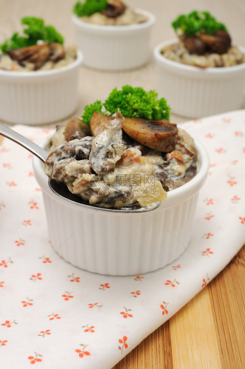 烘烤的蘑菇奶油装饰餐桌菜肴食谱美食餐巾沙拉厨房自助餐图片