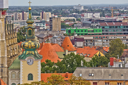 萨塔拉姆萨格勒布屋顶和教堂塔住宅绿色教会天线建筑学房子历史性建筑红色大教堂背景