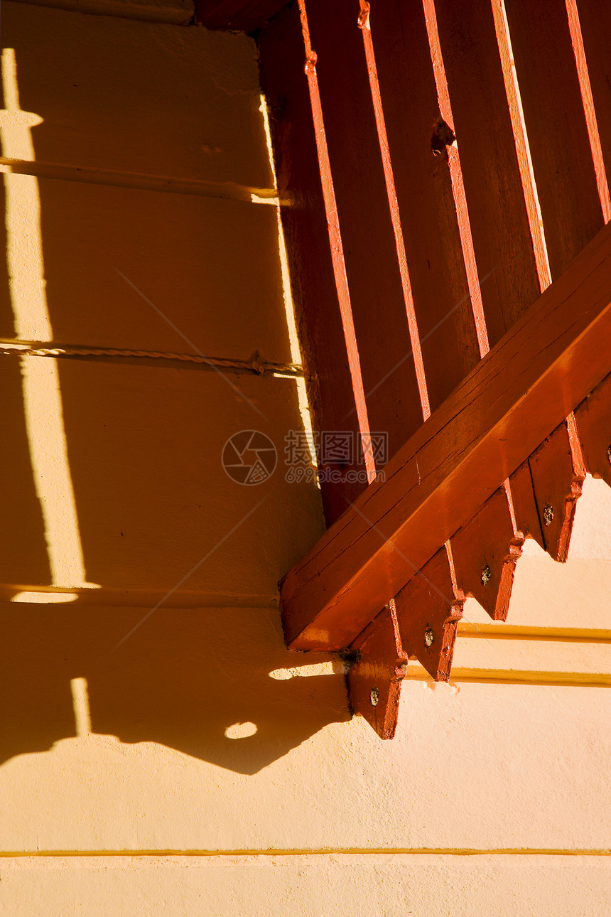 阳台的空洞反射红色倾斜百叶帘棕色粉色黑色黄色快门白色木头图片