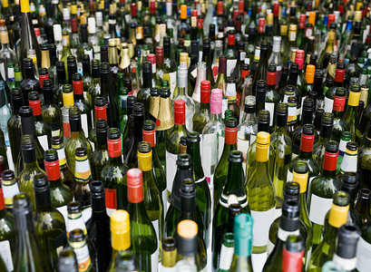 瓶装全架选择性商品水平啤酒瓶酒厂精神瓶子绿色回收酒瓶背景图片