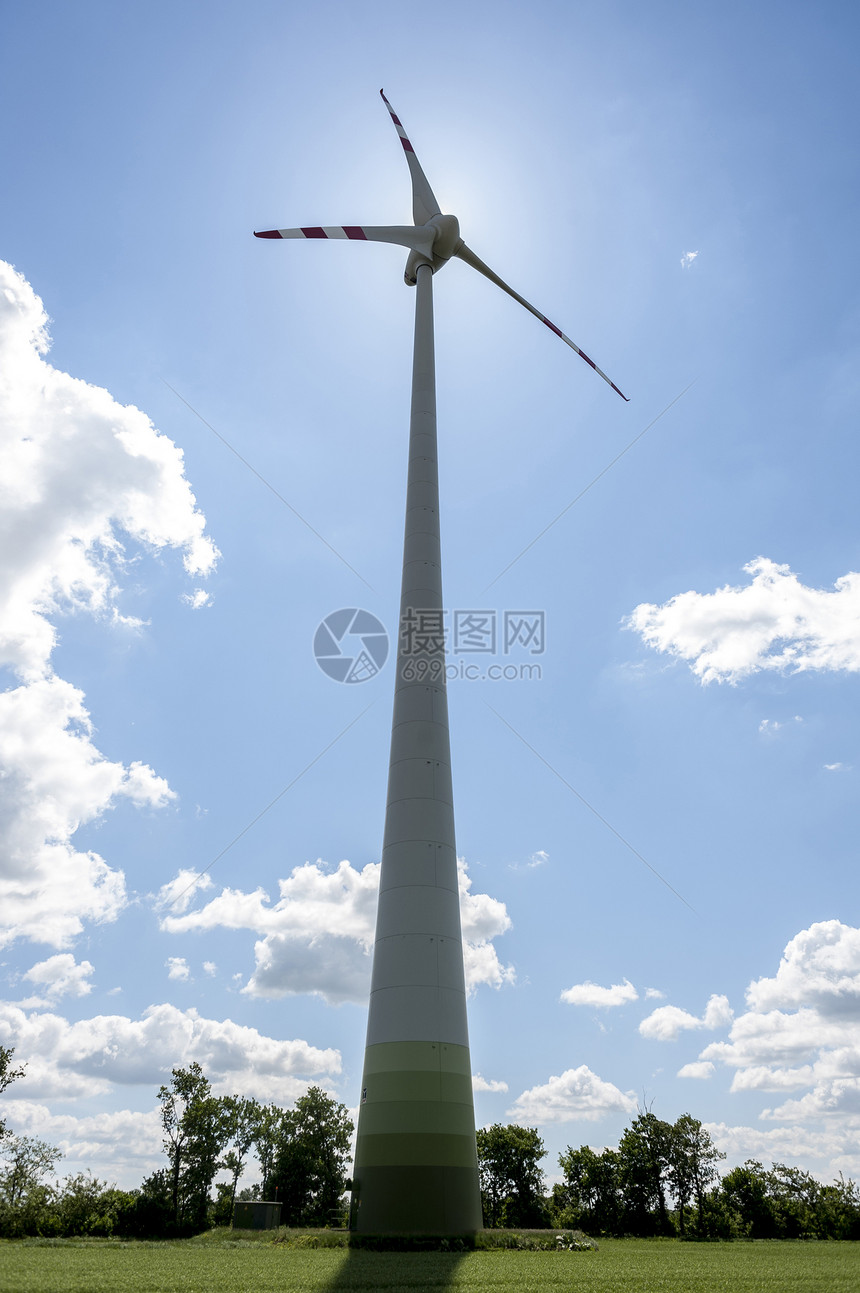 单风力发动机对日晒农场全球螺旋桨工业植物发电机涡轮机涡轮蓝色天空图片