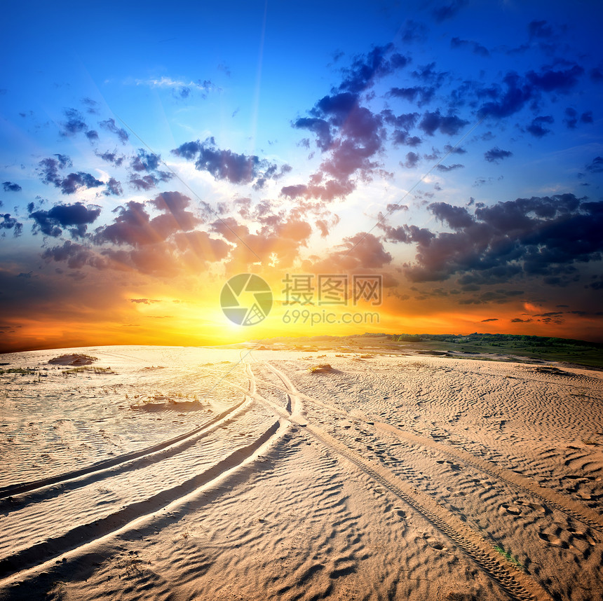 沙漠中的日落天空土地松树日出口渴痕迹戏剧性干旱脚印蓝色图片