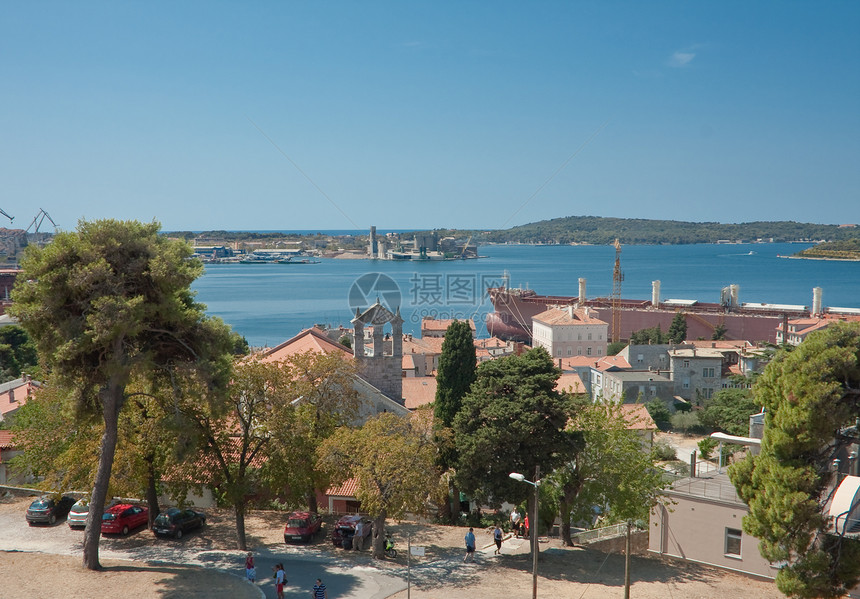 城市和海湾的景象 来自克罗地亚Pula山卡斯特尔山石头港口堡垒教会船舶爬坡图片