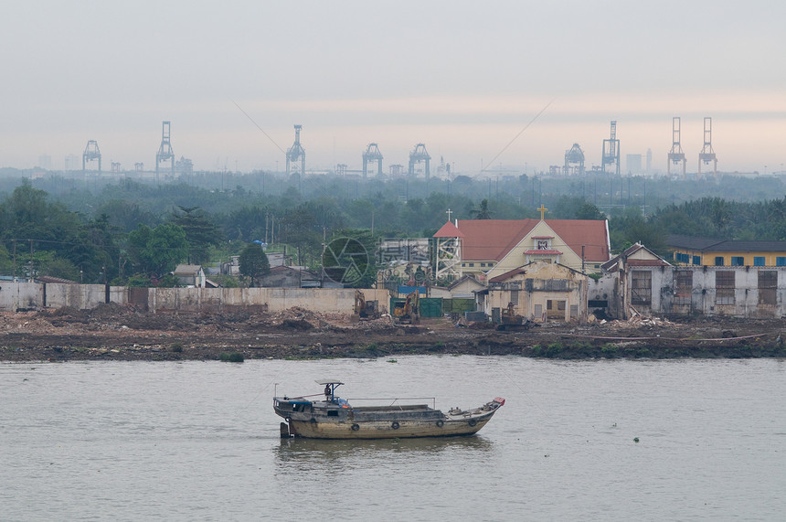 西贡河上的旧驳船图片