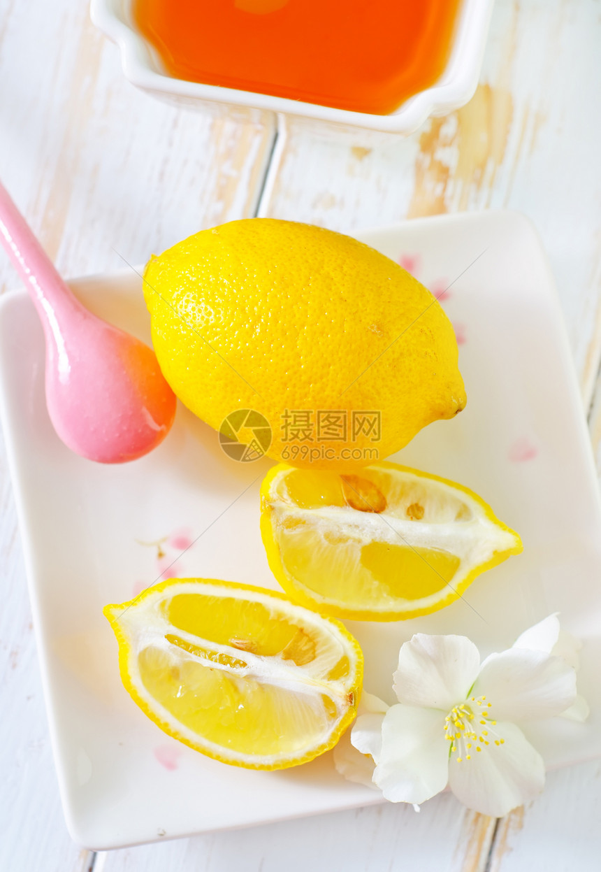 柠檬芳香植物玻璃花束叶子早餐木头香气勺子茶杯图片
