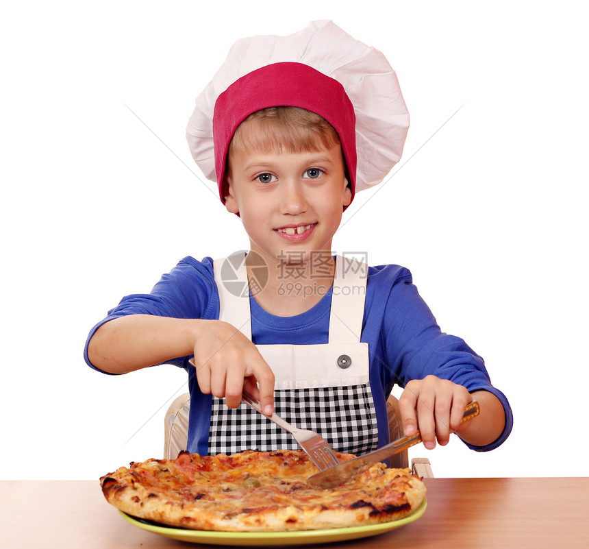 快乐的男孩厨师吃比萨饼脆皮男生童年香气美食青年盘子孩子午餐食物图片