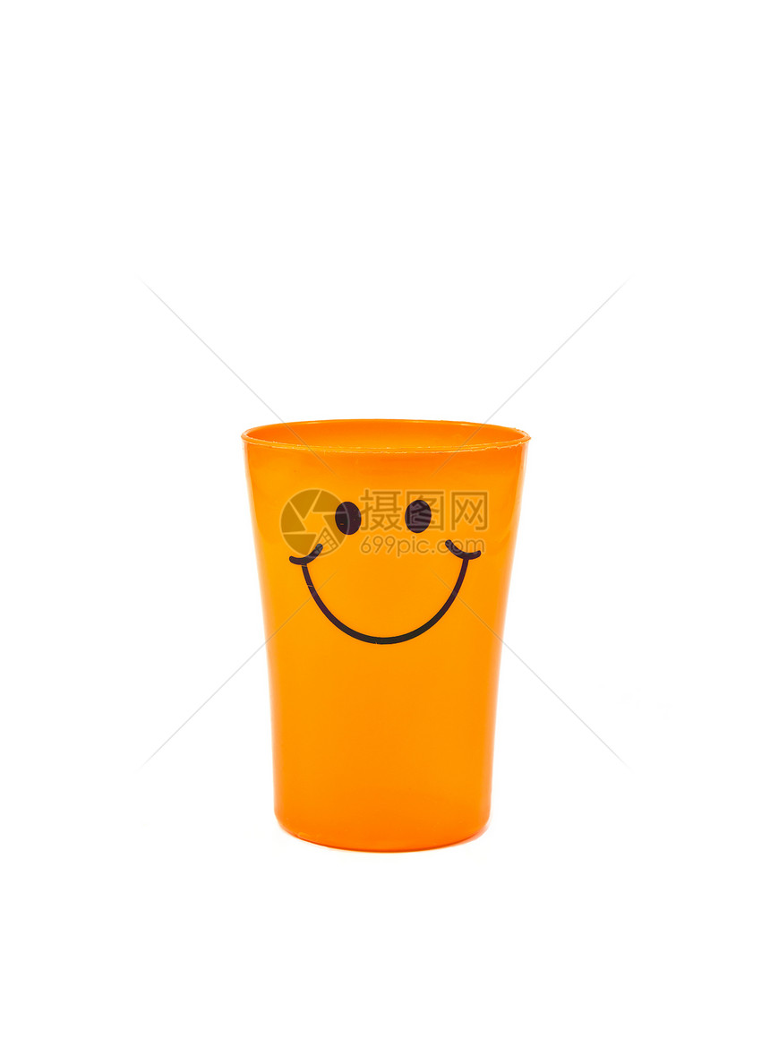 白色背景的橙色塑料杯图片