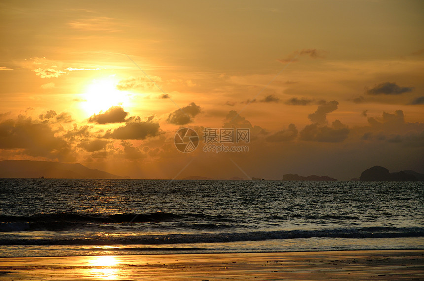 巴亚姆岛Ao Yai的日落天空旅游假期天空土地海浪海滩橙子太阳海洋日落图片