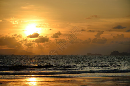 巴亚姆岛Ao Yai的日落天空旅游假期天空土地海浪海滩橙子太阳海洋日落背景图片