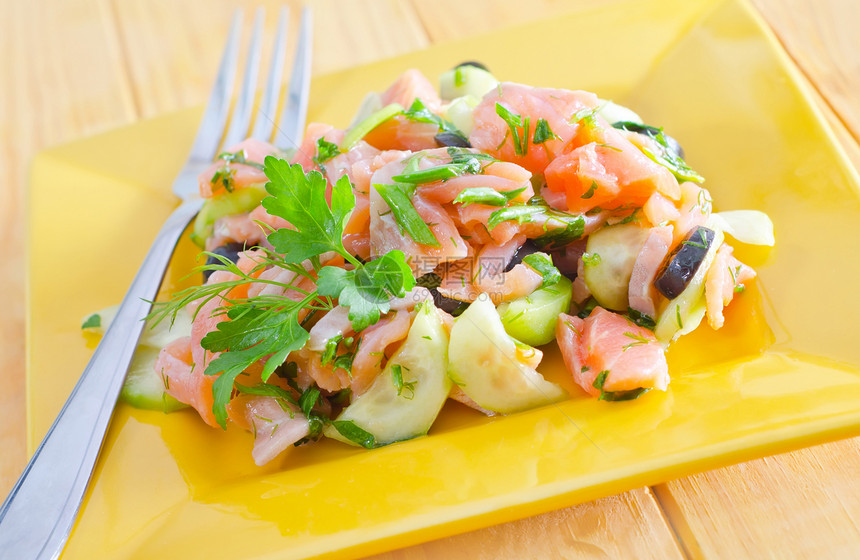 沙拉加鲑鱼午餐沙拉熏制营养黄瓜盘子美食食物叶子饮食图片