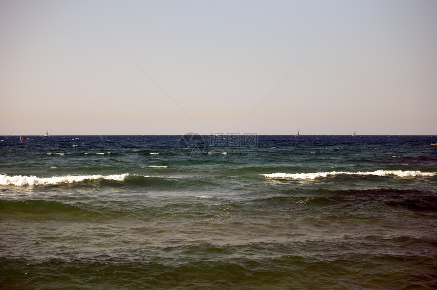 特拉维夫码头的Windurfers追求潜水力量男人风筝蓝色阳光男性假期冲浪图片