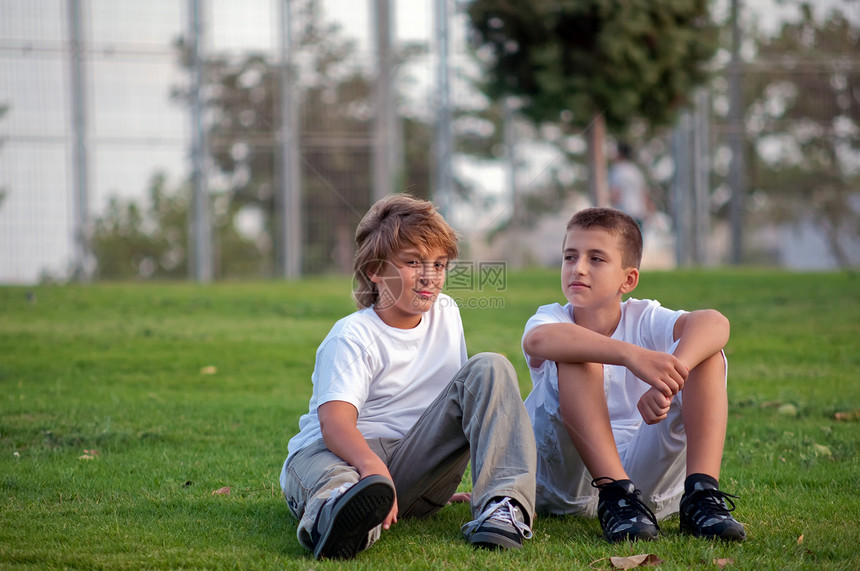 两个男孩友谊情侣兄弟乐趣青年生活男孩们快乐童年哥们图片