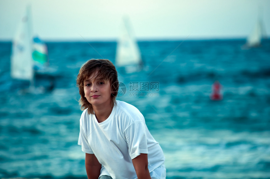 一个可爱男孩的肖像旅行港口孩子游艇衣服男人乘客天空季节闲暇图片