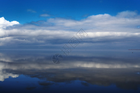 天空和水多云液体地平线背风水平海洋薄雾波浪海景背景图片