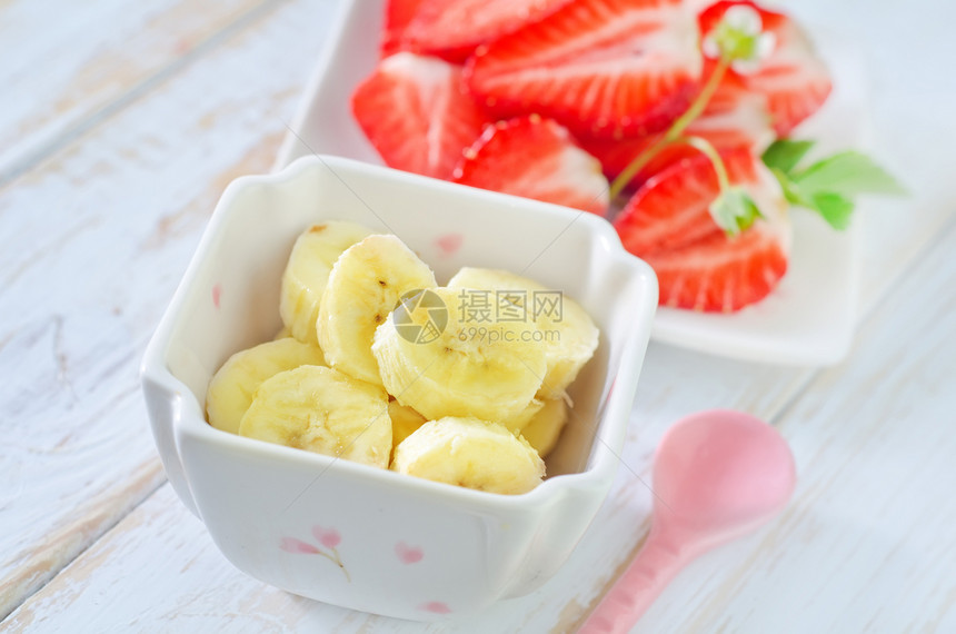草莓和香蕉甜点薄荷水果甲板午餐水果串小吃盘子叶子蜂蜜图片