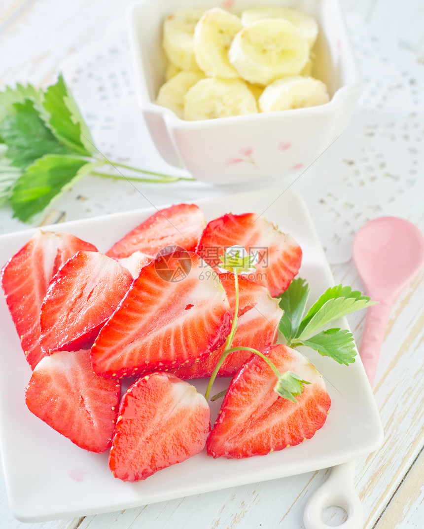 草莓和香蕉叶子水果串生物午餐小吃浆果蜂蜜出纳员饮食果味图片