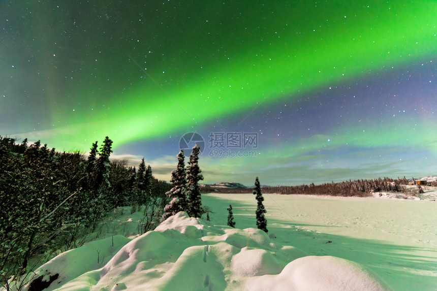 强烈展示北光的北极光磁层天文学漩涡极光地区北极星太阳风领土夜空月亮图片