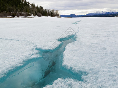 被冰冻的拉贝贝格湖冰块 加拿大育空地区高清图片