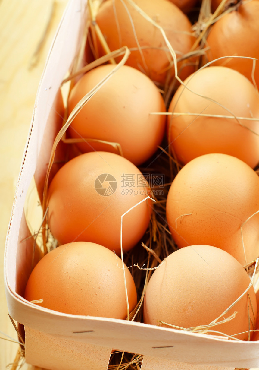 生蛋乡村早餐稻草团体烹饪市场国家厨房解雇蛋壳图片