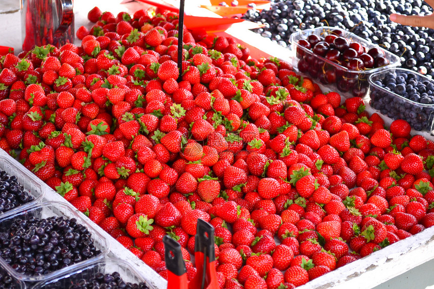 新鲜草莓摊位绿色蔬菜食物植物水果市场红色生产美食图片