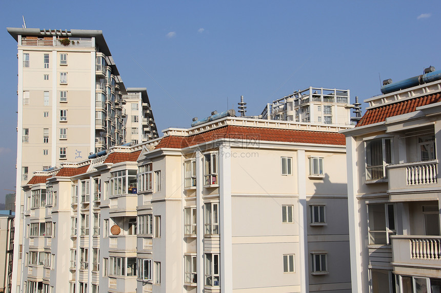 中国居民居住权之四居住场景树木蓝色房子植物天空紫色首都公寓图片