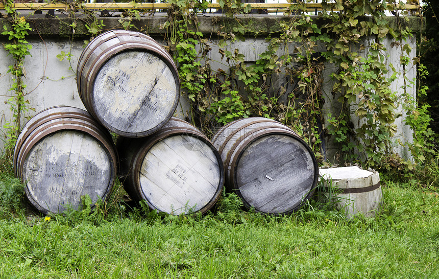 旧堆旧啤酒桶木头金字塔酒精木桶农场栽培地窖橡木啤酒厂收成图片