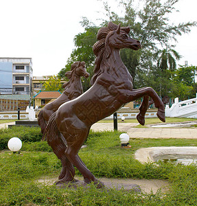 在公园中被孤立的马雕像金属青铜古董动物雕刻白色高清图片