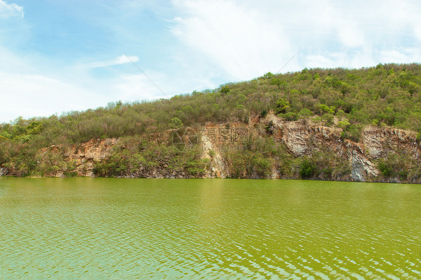 森林中的绿水湖石头环境地平线风景阳光旅行反射木头森林旅游图片