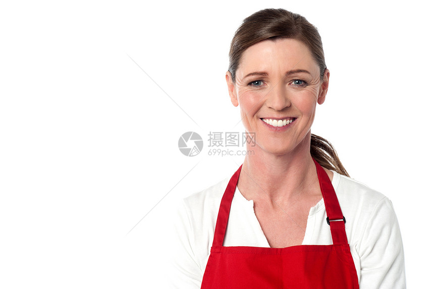 穿着红色围裙的有吸引力的女性厨师图片