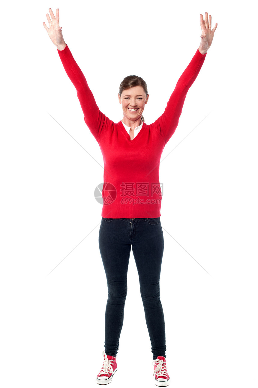 欢乐的女士举起双臂兴奋优胜者冒充微笑庆典精力快乐女性牛仔裤中年胜利图片