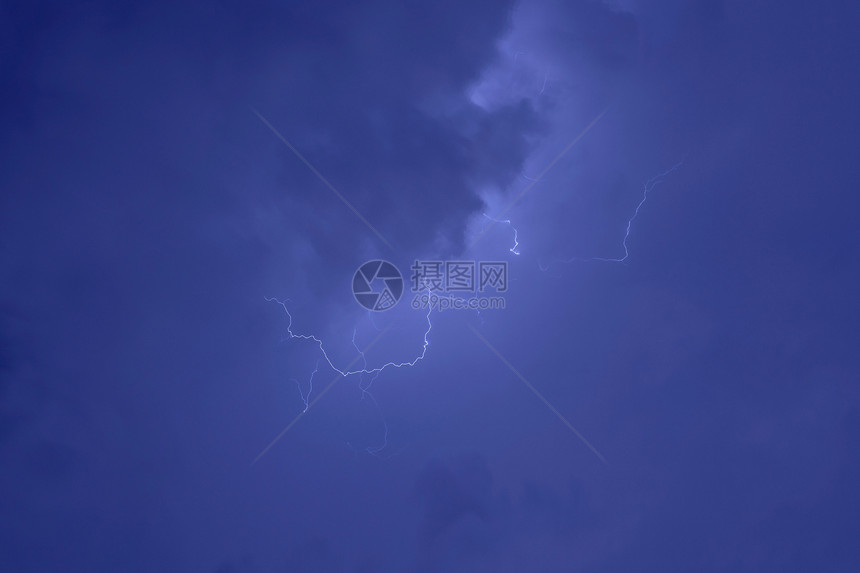 闪电罢工雷雨棕色电气霹雳暴雨天空蓝色活力闪光天气图片