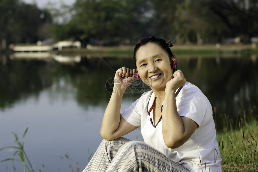 美丽的亚洲女人 听音乐图片