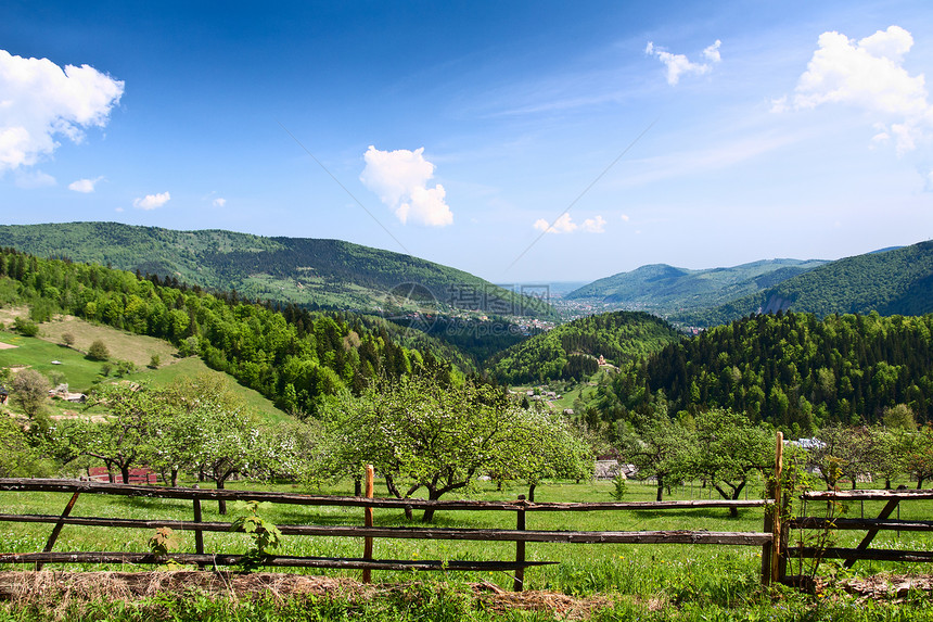 喀尔巴阡山脉村庄旅游农村场景爬坡全景旅行森林风景国家图片
