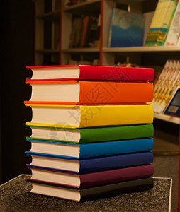 存放在书店的彩色书籍背景图片