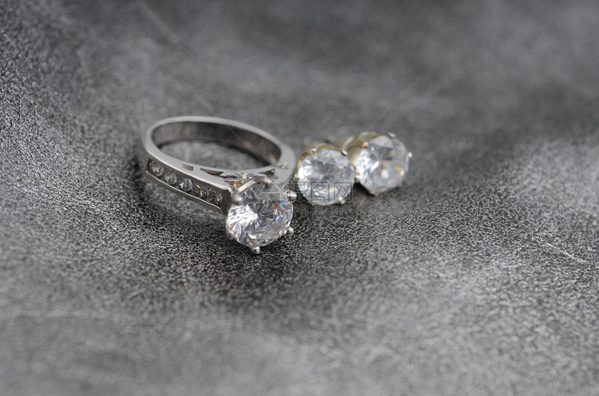 钻石订婚戒指和耳环图片