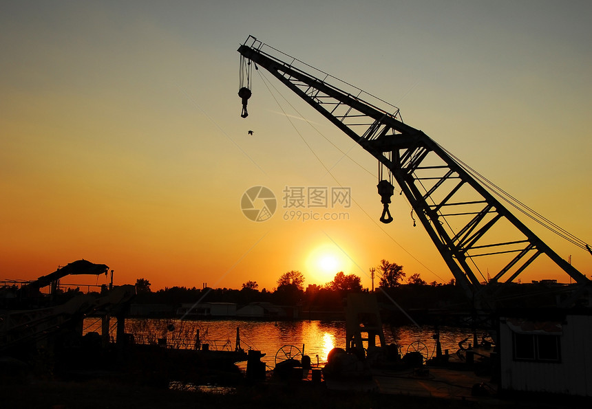 萨瓦河上日落金属天空港口货物机器船运建造河岸运输起重机图片