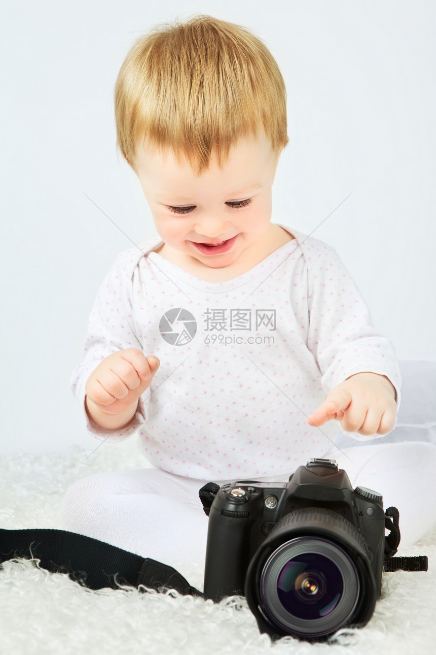 美女宝宝带相机蓝色皮肤童年镜片喜悦乐趣微笑单反金发眼睛图片