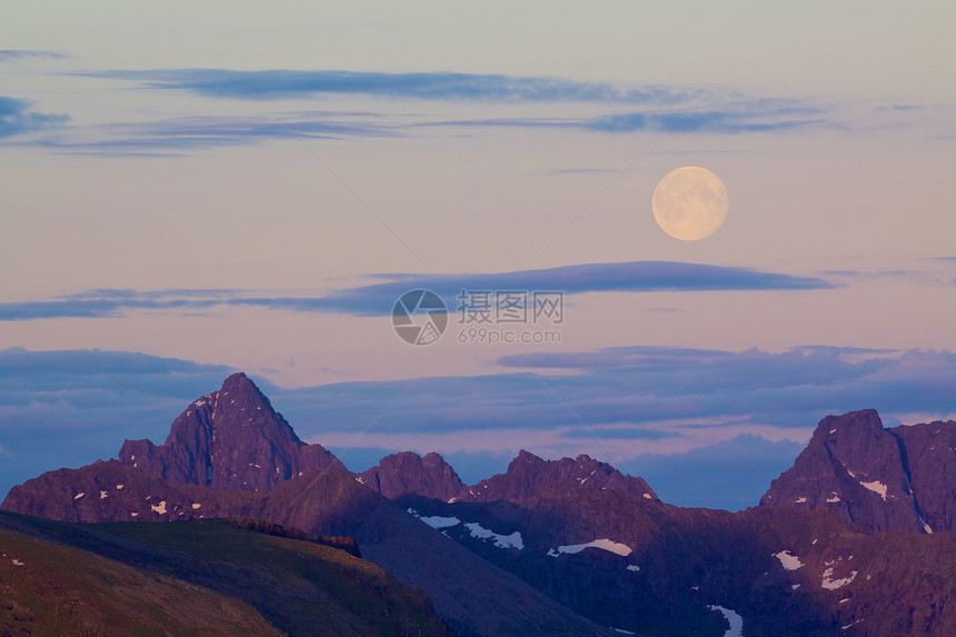 满月月山脉山峰全景满月蓝色风景月亮图片