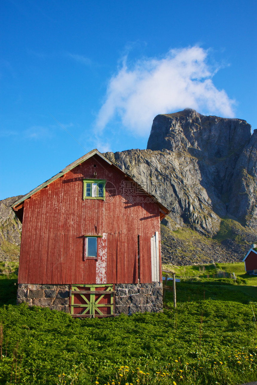 挪威人小屋房子爬坡悬崖红色图片