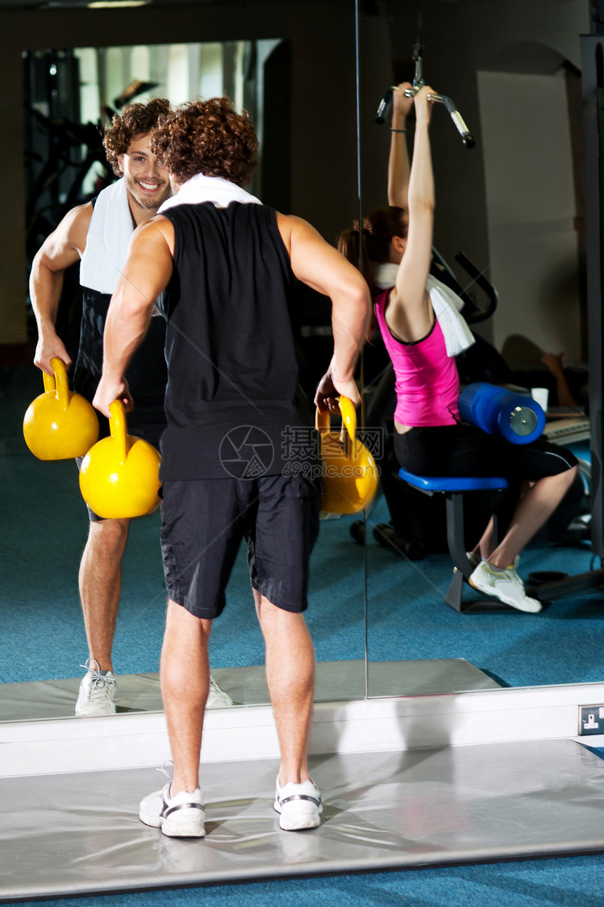 使用设备锻炼的体运动人员图片