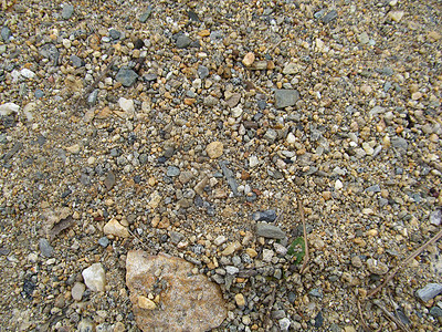 湖边的石头和沙子背景图片