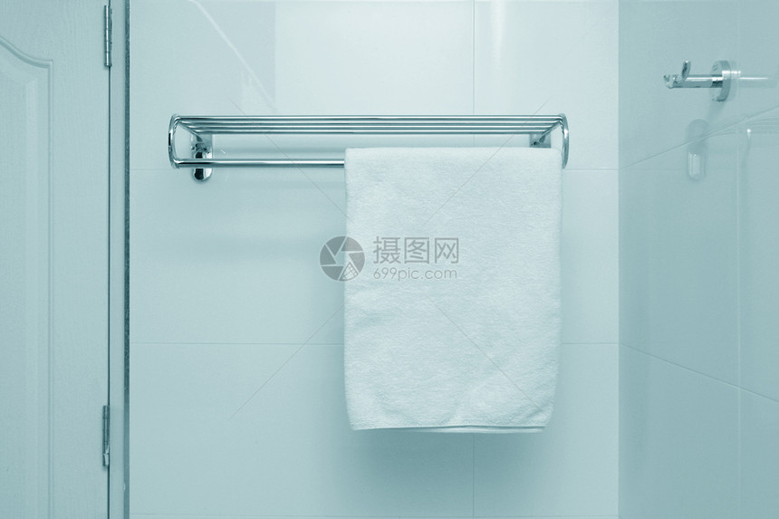 衣架上的白毛巾卫生白色纺织品酒店厕所架子棉布图片