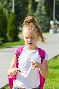 可爱女孩上学女学生白色孩子童年背包公文包粉色文件夹金发蓝色背景图片