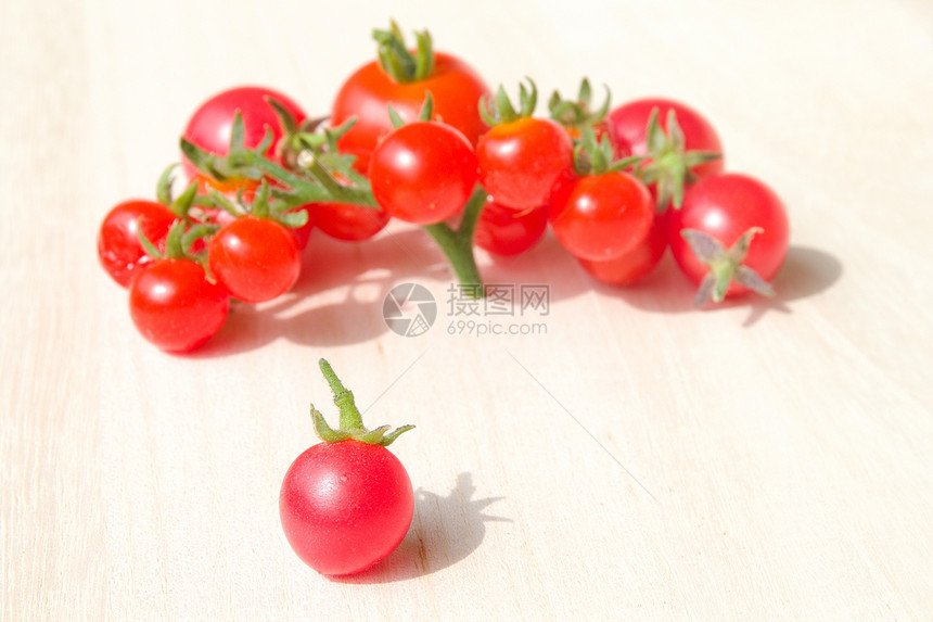 桌上的彩色番茄美食洋葱蔬菜食物植物桌子沙拉烹饪宏观木头图片